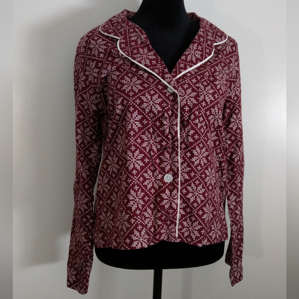 Forever 21 pajama set, shirt and shorts winter snowflake burgundy small